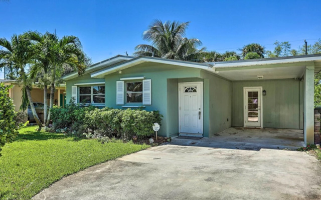 Vibrant Stuart Getaway w/ Private Hot Tub!