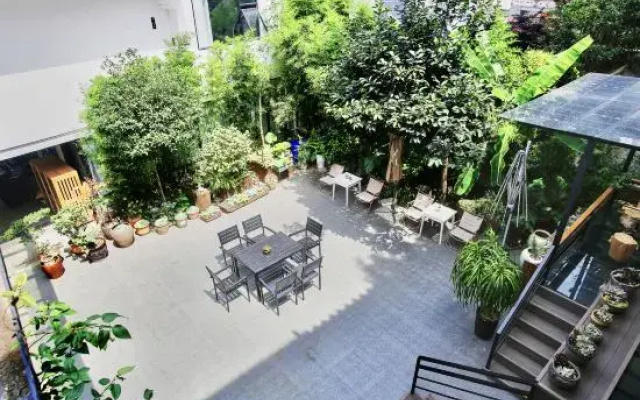 I have a mountain and sea courtyard