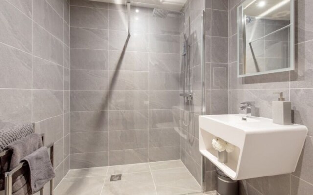 Chic and Sophisticated Apartment in the West End, Edinburgh