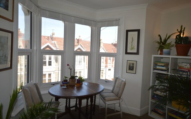 Charming 2 Bedroom Apartment Near Station