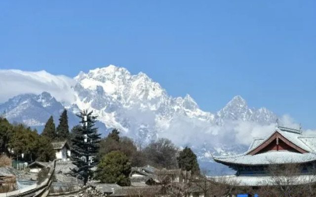 Yiyuan Snow Mountain View Courtyard Inn (Lijiang ancient city mufu branch)
