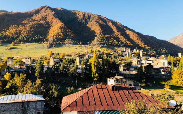 Travel Inn House Mestia • მოგზაურის სახლი