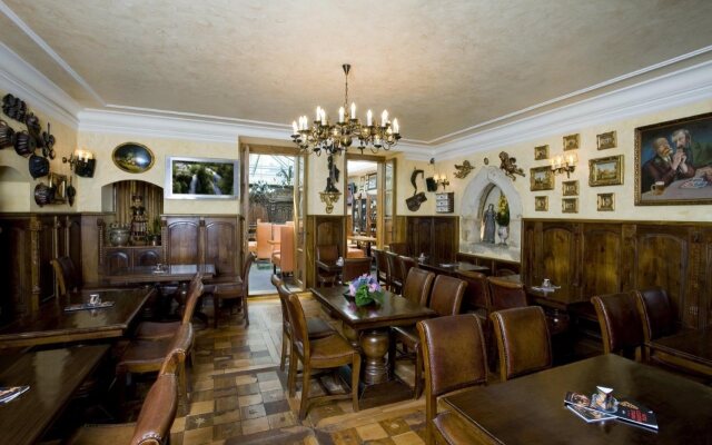 Hotel U Zlatého Stromu Prague by BHG