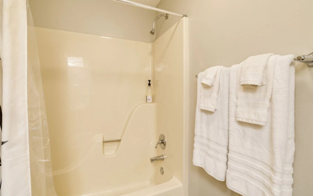 The Bella Vista Lakeside Treehouse: Dock & Kayaks!