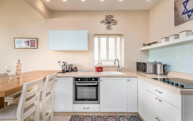 Ben-Gurion BLVD 2BDR close to the beach