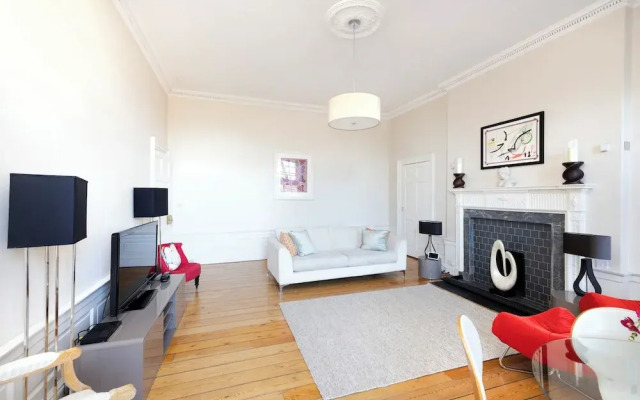 Contemporary Apt in the New Town