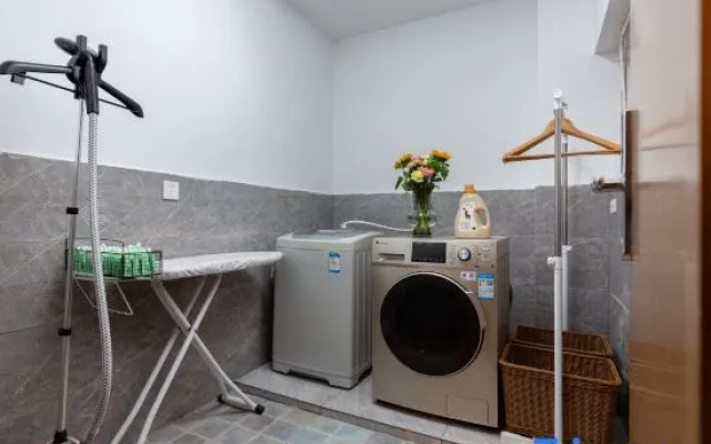 Bangci Hotel (Guiyang Guanshanhu Park Lincheng West Road Subway Station)