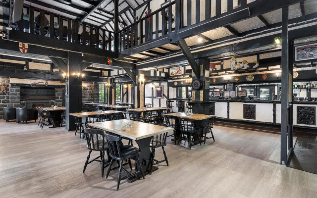 The Fox and Hounds Historic Hotel