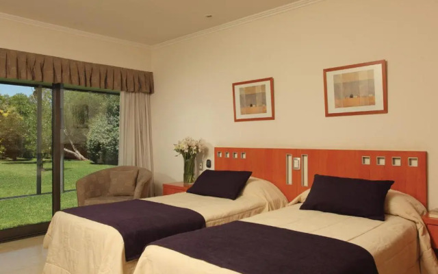 Camberland Resort & Suites Pilar