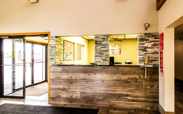 Econo Lodge Watertown