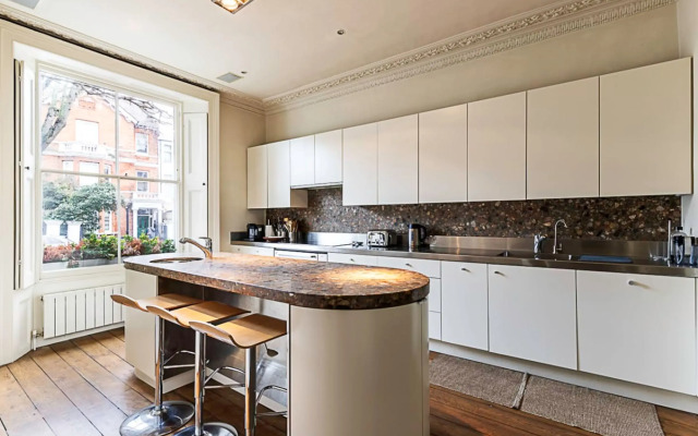 London Luxe Retreat: 5-bed Gem