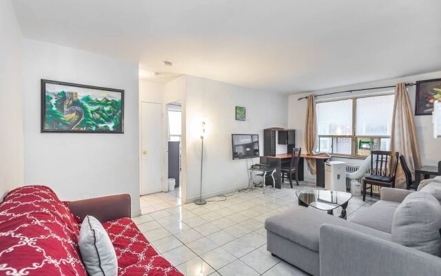 Magnificent Condo at Leaside - 10 Mins to Downtown