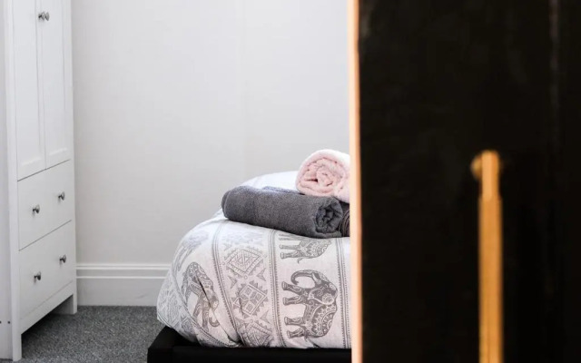 The Eden Warehouse - Pink Apartment (sleeps 4)