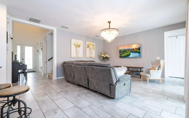 Spacious 6-bedroom Retreat Near Disney Parks