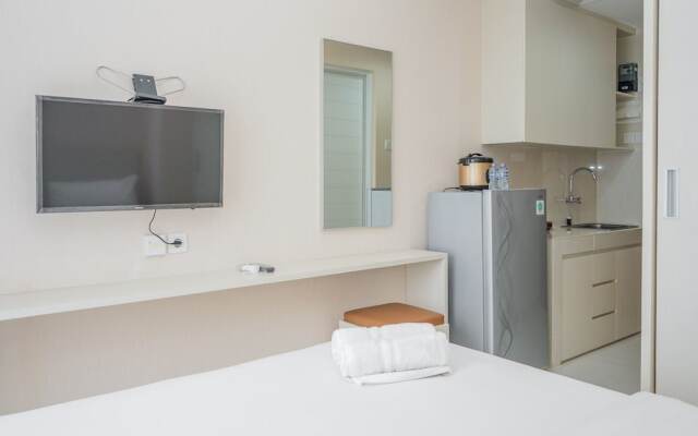 Minimalist and Relaxing Studio Apartment at Springwood Residence