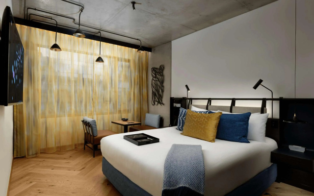 QT Melbourne – Guest Rooms – Melbourne