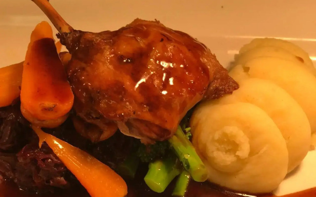 Greyhound Country Inn