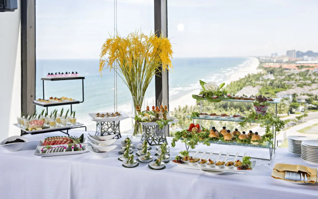 Yarra Ocean Suites Danang