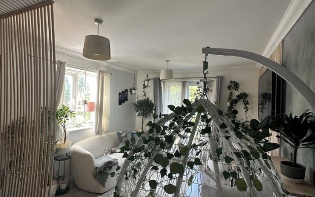 Charming Mi Casa Es Tu Casa 2-bed in Dagenham