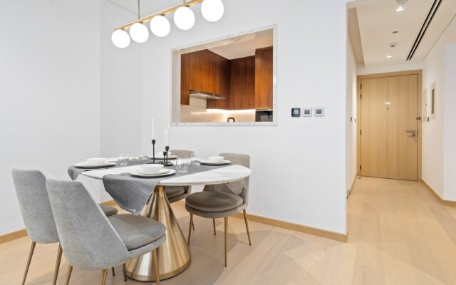 Elegant Apartment Amidst Vibrant Area with Balcony