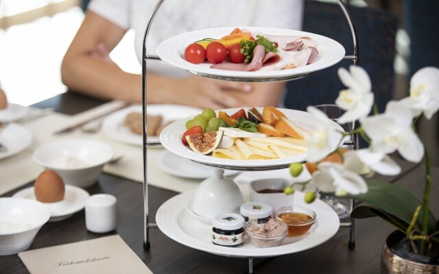 NUHR Medical - Hotel & Restaurant