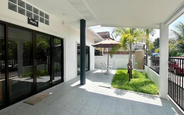 White House With 2br-1bath Near Kathu Water Fall