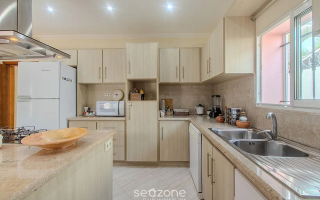 House w/ Pool 350 m From Taperapuan Beach Rud0047