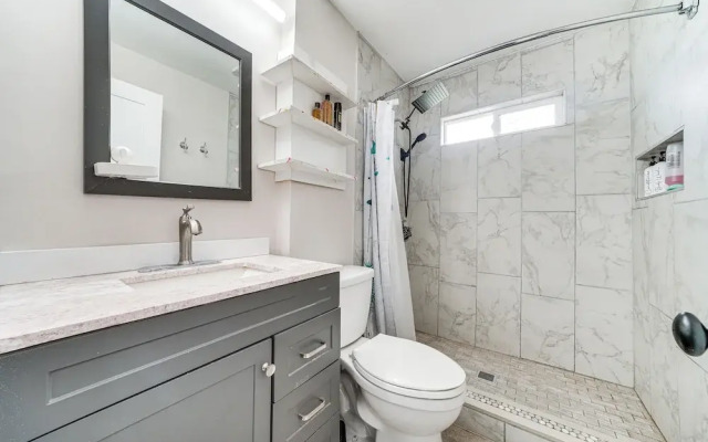 14 Mi to Dtwn Seattle: Sleek Home w/ Large Yard