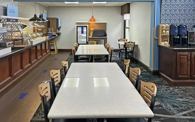 Holiday Inn Express Hotel & Suites Lexington-Hwy 378