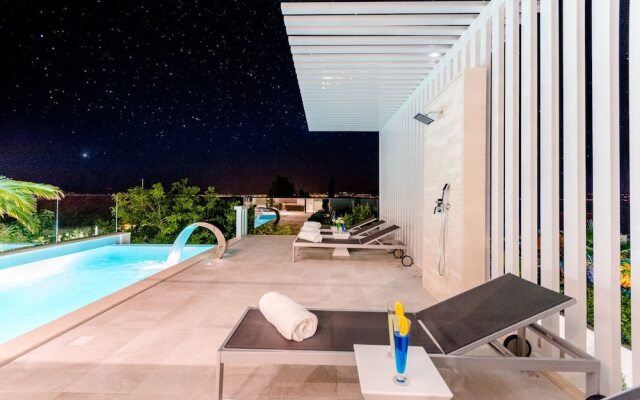 Luxury Villa Luna with Swimming Pool