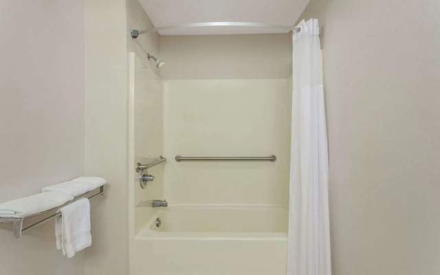 Quality Inn & Suites Decatur - Priceville I-65