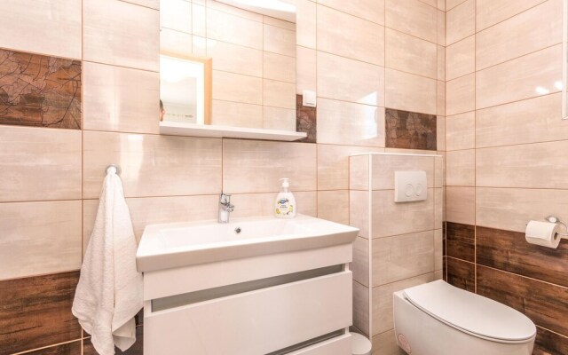 Nice Home in Ninski Stanovi With 4 Bedrooms and Wifi