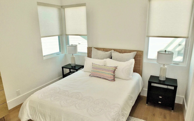 Beach Paradise Stunning 3-story in Long Beach!