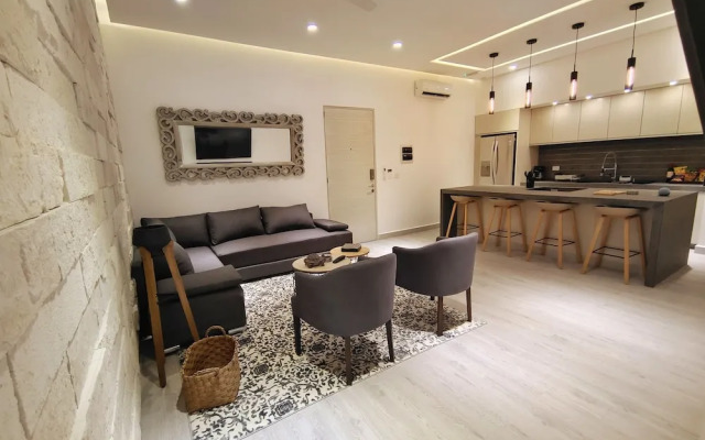 1st Luxury Warehouse