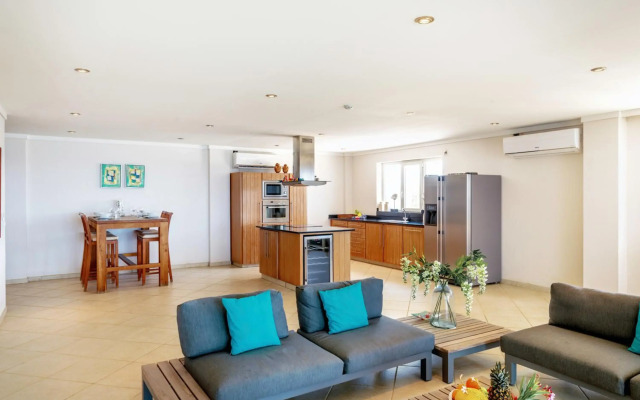 Oceanfront Deluxe Apartment Blue Marlin at Den Laman