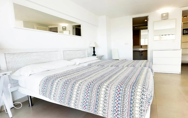 Skol 302 Super One-bedroom Duplex with Sea Views