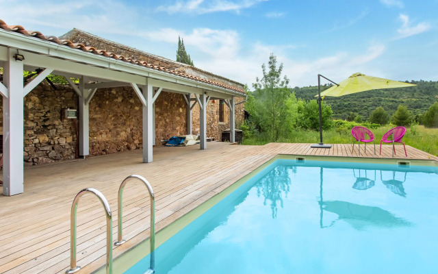 Tranquil holiday home in Cébazan with private pool
