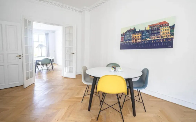 Fantastic 3-bed With French Balcony and Lake-views