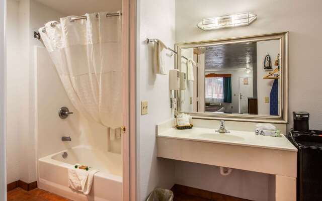 Sandia Peak Inn Old Town ABQ, a Howard Johnson by Wyndham