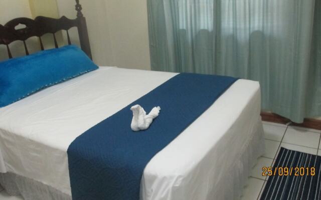 Tropical Breeze Guesthouse and Furnished Apartments