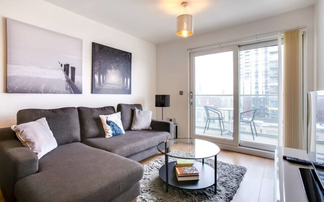 2 Bdr Apartment With Balcony By The Thames