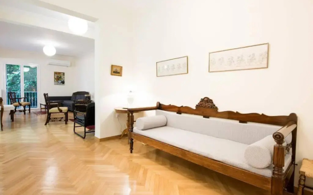 Elegant 3 bd apt, in the most prestigious area.