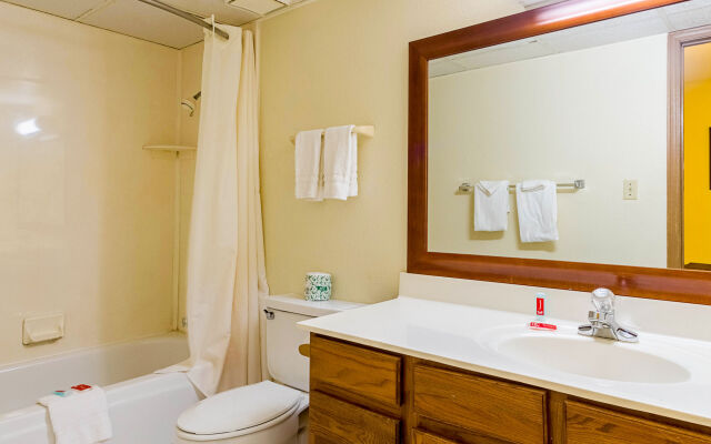 Econo Lodge Inn & Suites