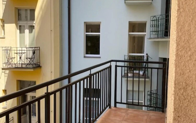 Large 3 Bedroom Family Apartment With Balcony