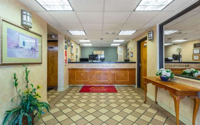 Econo Lodge Inn & Suites