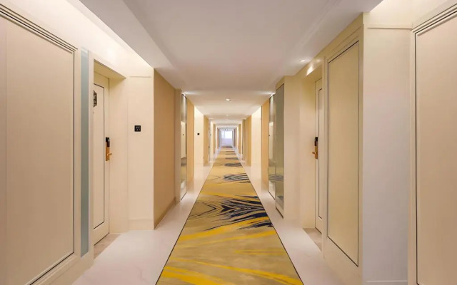 Vienna International Hotel (Luyi Passenger West Station)