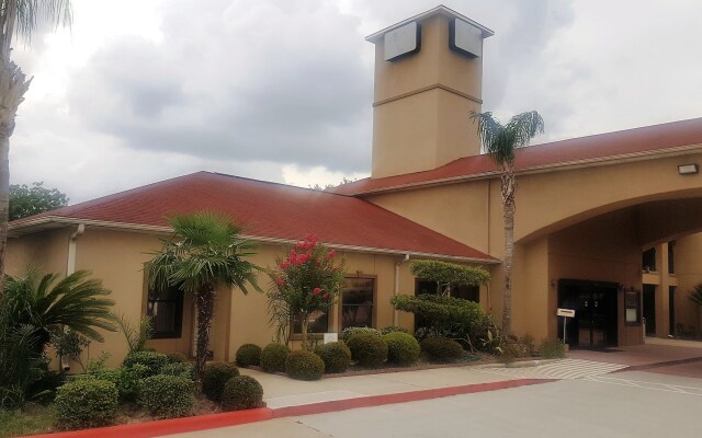 Red Roof Inn & Suites Houston - Humble/IAH Airport