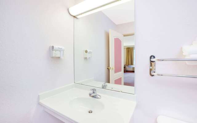 Super 8 by Wyndham Brooklyn