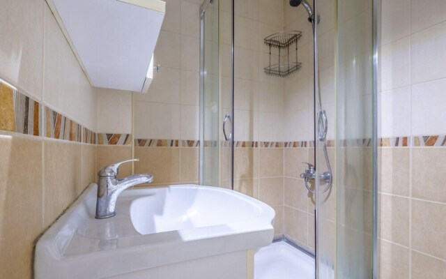Studio Flat Near Public Transportation in Sisli