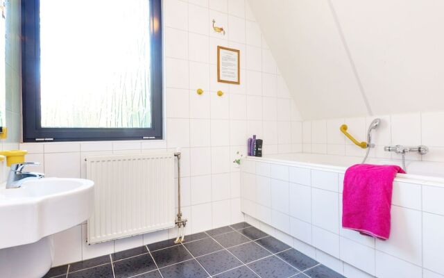 Detached Villa with Fireplace & 4 Bathrooms near Golf Course
